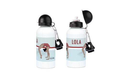 Offrez à votre enfant ou à votre équipe de gymnastique cette gourde en aluminium personnalisable de qualité supérieure. Conçue pour durer, elle est dotée d'un design unique dont vous pourrez ajouter le prénom de votre gymnaste favori. Un cadeau parfait pour accompagner votre champion sur les parquets.