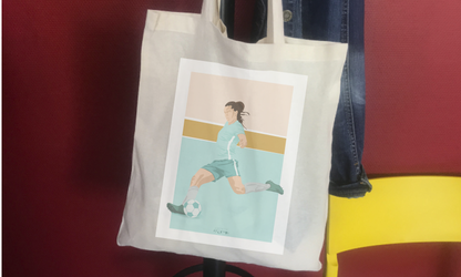 Footballeuse, tasse footballeuse, cadeau footballeuse, cadeau anniversaire footballeuse, cadeau noel footballeuse, cadeau coach football, tote bag football, sac football, sac footballeuse pas cher