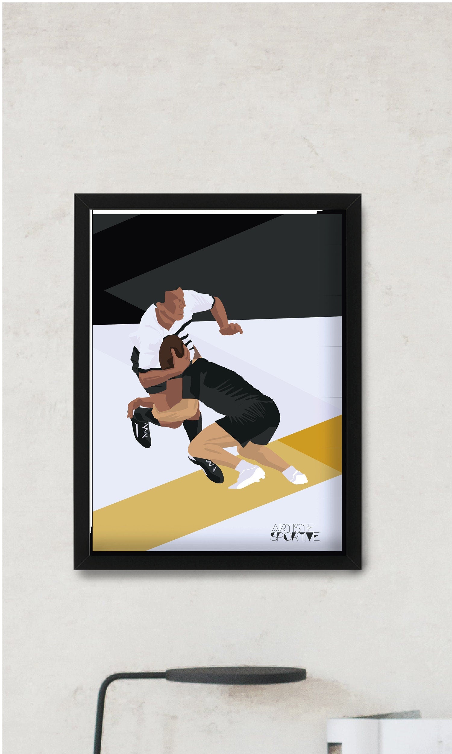 Une Affiche Pour Le Jeu De Rugby Avec Un Homme Dans Un Casque D'or Et Un  Homme Dans Une Chemise Noire.