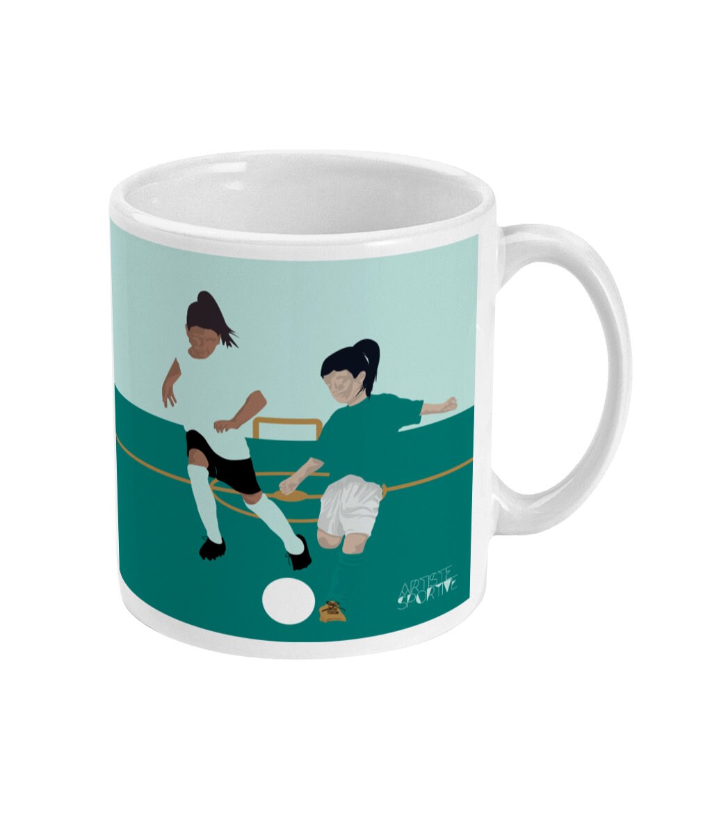 Tasse ou mug football "Les deux footballeuses" - personnalisable